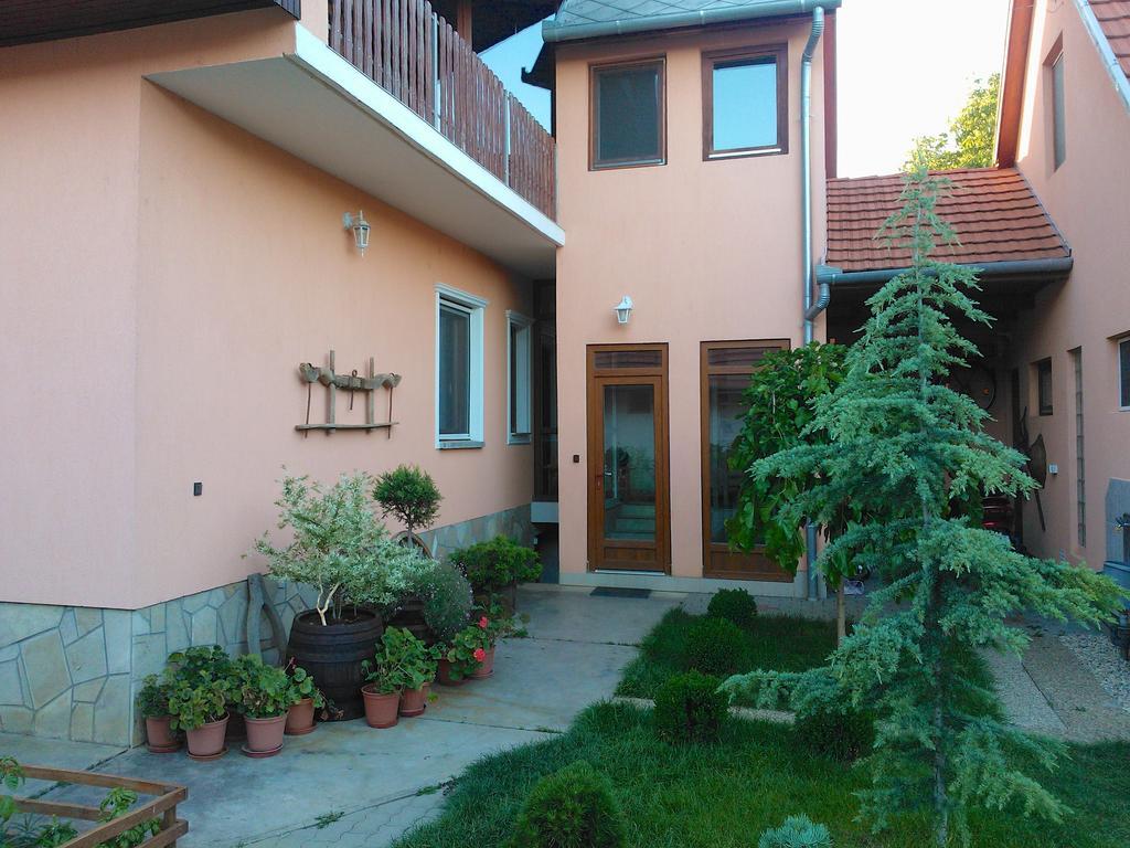 Valentin Vendeghaz Hotel Balatonlelle Exterior photo
