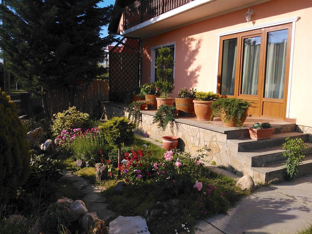 Valentin Vendeghaz Hotel Balatonlelle Exterior photo