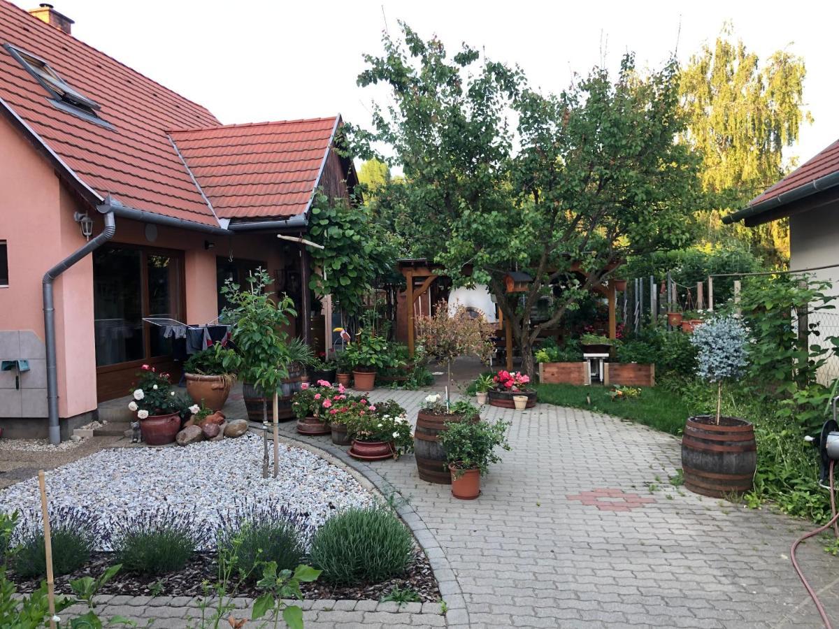 Valentin Vendeghaz Hotel Balatonlelle Exterior photo